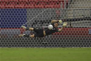 BRASILIA, BRAZIL - JULY 06: Emiliano Martinez goalkeeper of Argentina dives to save a penalty kick by Yerry Mina of Colombia (not in frame) in a shootout after a semi-final match of Copa America Brazil 2021 between Argentina and Colombia at Mane Garrincha Stadium on July 06, 2021 in Brasilia, Brazil. (Getty Images)