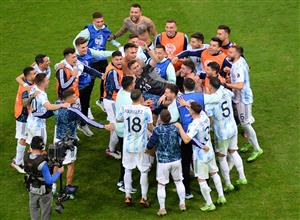 BRASILIA, BRAZIL - JULY 06: Emiliano Martinez goalkeeper of Argentina celebrates with teammates winning a penalty shootout after a semi-final match of Copa America Brazil 2021 between Argentina and Colombia at Mane Garrincha Stadium on July 06, 2021 in Brasilia, Brazil. (Getty Images)