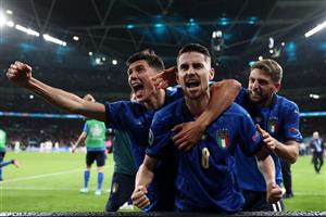 LONDON, ENGLAND - JULY 06: Jorginho of Italy celebrates with Matteo Pessina and Domenico Berardi after scoring their sides winning penalty in the penalty shoot out during the UEFA Euro 2020 Championship Semi-final match between Italy and Spain at Wembley Stadium on July 06, 2021 in London, England. (Getty Images)