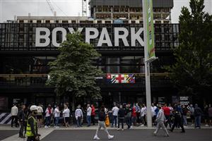 LONDON, ENGLAND - JULY 07: England fans queue to get in to Boxpark Wembley on July 07, 2021 in London, England. England has reached the semi-finals of the UEFA European Football Championship 2020 hoping to make the final for the first time in the history of the competition. (Getty Images)