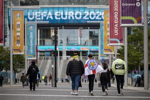 LONDON, ENGLAND - JULY 07: England fans on Wembley Way on July 07, 2021 in London, England. England has reached the semi-finals of the UEFA European Football Championship 2020 hoping to make the final for the first time in the history of the competition. (Getty Images)