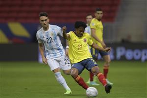 BRASILIA, BRAZIL - JULY 06: Lautaro Martinez of Argentina competes for the ball with Juan Cuadrado of Colombia during a semi-final match of Copa America Brazil 2021 between Argentina and Colombia at Mane Garrincha Stadium on July 06, 2021 in Brasilia, Brazil. (Getty Images)