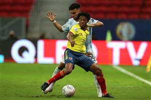 BRASILIA, BRAZIL - JULY 06: Juan Cuadrado of Colombia competes for the ball with Nicolás Gonzalez of Argentina during a semi-final match of Copa America Brazil 2021 between Argentina and Colombia at Mane Garrincha Stadium on July 06, 2021 in Brasilia, Brazil. (Getty Images)