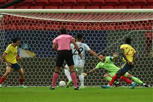 BRASILIA, BRAZIL - JULY 06: Lautaro Martinez of Argentina kicks the ball to score the first goal of his team during a semi-final match of Copa America Brazil 2021 between Argentina and Colombia at Mane Garrincha Stadium on July 06, 2021 in Brasilia, Brazil. (Getty Images)