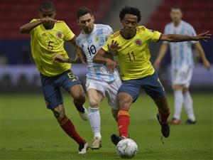 BRASILIA, BRAZIL - JULY 06: Lionel Messi of Argentina competes for the ball with Wilmar Barrios (L) and Juan Cuadrado (R) of Colombia during a semi-final match of Copa America Brazil 2021 between Argentina and Colombia at Mane Garrincha Stadium on July 06, 2021 in Brasilia, Brazil. (Getty Images)