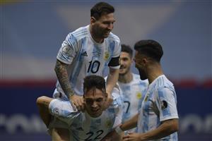BRASILIA, BRAZIL - JULY 06: Lautaro Martinez of Argentina celebrates with teammates Lionel Messi and Nicolás Gonzalez (R) after scoring the first goal of his team during a semi-final match of Copa America Brazil 2021 between Argentina and Colombia at Mane Garrincha Stadium on July 06, 2021 in Brasilia, Brazil. (Getty Images)