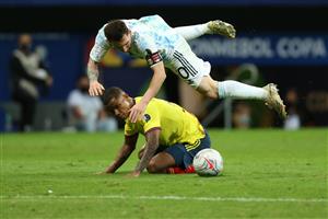 BRASILIA, BRAZIL - JULY 06: Wilmar Barrios of Colombia competes for the ball with Lionel Messi of Argentina during a semi-final match of Copa America Brazil 2021 between Argentina and Colombia at Mane Garrincha Stadium on July 06, 2021 in Brasilia, Brazil. (Getty Images)