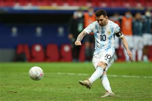 BRASILIA, BRAZIL - JULY 06: Lionel Messi of Argentina scores his penalty kick during a shootout after a semi-final match of Copa America Brazil 2021 between Argentina and Colombia at Mane Garrincha Stadium on July 06, 2021 in Brasilia, Brazil. (Getty Images)
