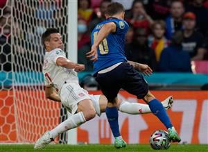 Spain's defender Cesar Azpilicueta (L) vies for the ball with Italy's midfielder Nicolo Barella during the UEFA EURO 2020 semi-final football match between Italy and Spain at Wembley Stadium in London on July 6, 2021. (Getty Images)