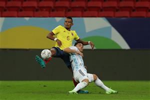 BRASILIA, BRAZIL - JULY 06: William Tesillo of Colombia competes for the ball with Lautaro Martinez of Argentina during a semi-final match of Copa America Brazil 2021 between Argentina and Colombia at Mane Garrincha Stadium on July 06, 2021 in Brasilia, Brazil. (Getty Images)
