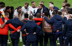 LONDON, ENGLAND - JULY 07: Gareth Southgate, Head Coach of England speaks with his team during a team huddle at half time of extra time during the UEFA Euro 2020 Championship Semi-final match between England and Denmark at Wembley Stadium on July 07, 2021 in London, England. (Getty Images)