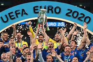 TOPSHOT - Italy's defender Giorgio Chiellini raises the European Championship trophy during the presentation after Italy won the UEFA EURO 2020 final football match between Italy and England at the Wembley Stadium in London on July 11, 2021. (Getty Images)