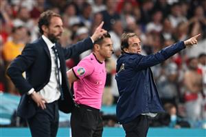 Italy's coach Roberto Mancini (R) speaks to his players during the UEFA EURO 2020 final football match between Italy and England at the Wembley Stadium in London on July 11, 2021. (Getty Images)