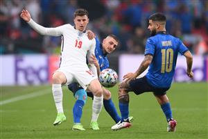 England's midfielder Mason Mount (L) is marked by Italy's midfielder Marco Verratti (C) and Italy's forward Lorenzo Insigne during the UEFA EURO 2020 final football match between Italy and England at the Wembley Stadium in London on July 11, 2021. (Getty Images)