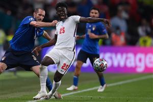 Italy's defender Giorgio Chiellini (L) fouls England's midfielder Bukayo Saka during the UEFA EURO 2020 final football match between Italy and England at the Wembley Stadium in London on July 11, 2021. (Getty Images)