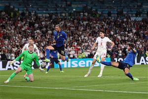 LONDON, ENGLAND - JULY 11: Federico Bernardeschi of Italy is challenged by Jordan Pickford of England during the UEFA Euro 2020 Championship Final between Italy and England at Wembley Stadium on July 11, 2021 in London, England. (Getty Images)