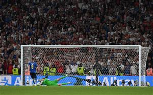 LONDON, ENGLAND - JULY 11: Jorginho of Italy has his penalty saved by Jordan Pickford of England during the penalty shoot out in the UEFA Euro 2020 Championship Final between Italy and England at Wembley Stadium on July 11, 2021 in London, England. (Getty Images)