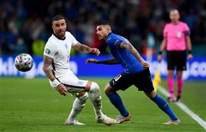LONDON, ENGLAND - JULY 11: Emerson of Italy battles for possession with Kyle Walker of England during the UEFA Euro 2020 Championship Final between Italy and England at Wembley Stadium on July 11, 2021 in London, England. (Getty Images)
