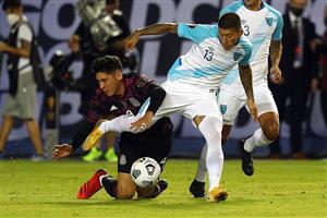 DALLAS, TEXAS - JULY 14: Edson Alvarez #4 of Mexico battles for the ball against Stheven Robles #13 of Guatemala in the first halfat Cotton Bowl on July 14, 2021 in Dallas, Texas. (Getty Images)