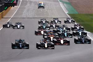 NORTHAMPTON, ENGLAND - JULY 18: Lewis Hamilton of Great Britain driving the (44) Mercedes AMG Petronas F1 Team Mercedes W12 and Max Verstappen of the Netherlands driving the (33) Red Bull Racing RB16B Honda lead the field into turn one at the start during the F1 Grand Prix of Great Britain at Silverstone on July 18, 2021 in Northampton, England. (Getty Images)