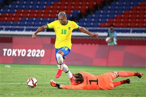 YOKOHAMA, JAPAN - JULY 22: Richarlison #10 of Team Brazil runs with the ball past Florian Mueller #1 of Team Germany during the Men's First Round Group D match between Brazil and Germany during the Tokyo 2020 Olympic Games at International Stadium Yokohama on July 22, 2021 in Yokohama, Tokyo, Japan. (Getty Images)