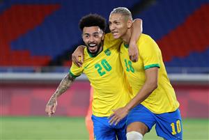 YOKOHAMA, JAPAN - JULY 22: Richarlison #10 of Team Brazil celebrates with Claudinho #20 after scoring their side's third goal during the Men's First Round Group D match between Brazil and Germany during the Tokyo 2020 Olympic Games at International Stadium Yokohama on July 22, 2021 in Yokohama, Tokyo, Japan. (Getty Images)