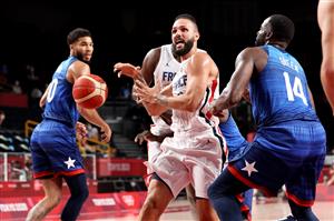 SAITAMA, JAPAN - JULY 25: Evan Fournier #10 of Team France loses possesion of the ball against Team United States of America during the first half of the Men's Preliminary Round Group B game on day two of the Tokyo 2020 Olympic Games at Saitama Super Arena on July 25, 2021 in Saitama, Japan. (Getty Images)