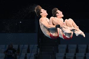 Canada's Vincent Riendeau and Canada's Nathan Zsombor-Murray compete in the men's synchronised 10m platform diving final event during the Tokyo 2020 Olympic Games at the Tokyo Aquatics Centre in Tokyo on July 26, 2021. (Getty Images)