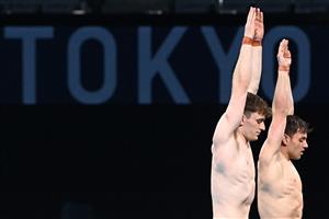Britain's Thomas Daley (R) and Britain's Matty Lee compete in the men's synchronised 10m platform diving final event during the Tokyo 2020 Olympic Games at the Tokyo Aquatics Centre in Tokyo on July 26, 2021. (Getty Images)