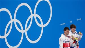 Gold medallists Britain's Thomas Daley (L) and Britain's Matty Lee pose with their medals after winning the men's synchronised 10m platform diving final event during the Tokyo 2020 Olympic Games at the Tokyo Aquatics Centre in Tokyo on July 26, 2021. (Getty Images)
