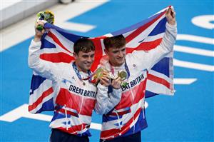 Gold medallists Britain's Thomas Daley (L) and Britain's Matty Lee poses with their medals after wining the men's synchronised 10m platform diving final event during the Tokyo 2020 Olympic Games at the Tokyo Aquatics Centre in Tokyo on July 26, 2021. (Getty Images)