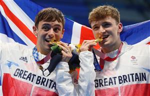 TOKYO, JAPAN - JULY 26: Thomas Daley and Matty Lee of Team Great Britain pose for photographers with their gold medals after winning the Men's Synchronised 10m Platform Final on day three of the Tokyo 2020 Olympic Games at Tokyo Aquatics Centre on July 26, 2021 in Tokyo, Japan. (Getty Images)
