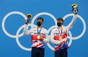 TOKYO, JAPAN - JULY 26: Matty Lee and Thomas Daley of Team Great Britain pose with their gold medals during the medal presentation for the Men's Synchronised 10m Platform Final on day three of the Tokyo 2020 Olympic Games at Tokyo Aquatics Centre on July 26, 2021 in Tokyo, Japan. (Getty Images)