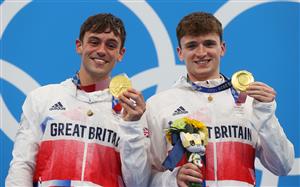 TOKYO, JAPAN - JULY 26: Matty Lee and Thomas Daley of Team Great Britain pose with their gold medals during the medal presentation for the Men's Synchronised 10m Platform Final on day three of the Tokyo 2020 Olympic Games at Tokyo Aquatics Centre on July 26, 2021 in Tokyo, Japan. (Getty Images)