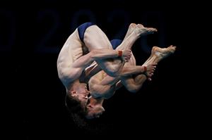 TOKYO, JAPAN - JULY 26: Tom Daley and Matty Lee of Team Great Britain compete during the Men's Synchronised 10m Platform Final on day three of the Tokyo 2020 Olympic Games at Tokyo Aquatics Centre on July 26, 2021 in Tokyo, Japan. (Getty Images)