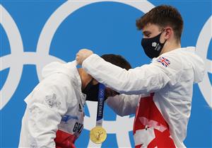 TOKYO, JAPAN - JULY 26: Matty Lee and Thomas Daley of Team Great Britain pose with their gold medals during the medal presentation for the Men's Synchronised 10m Platform Final on day three of the Tokyo 2020 Olympic Games at Tokyo Aquatics Centre on July 26, 2021 in Tokyo, Japan. (Getty Images)