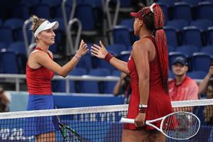 Naomi Osaka congratulates Marketa Vondrousova after their women's Olympic tennis match. (Getty Images)