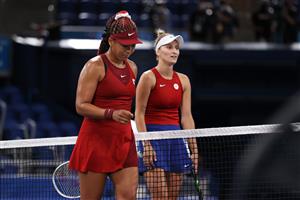 Naomi Osaka congratulates Marketa Vondrousova after their women's Olympic tennis match. (Getty Images)