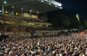 MELBOURNE, AUSTRALIA - MARCH 22: General view of large crowd after Black Caviar won her 24th straight win in the Hacer Group William Reid Stakes during Melbourne racing at Moonee Valley Racecourse on March 22, 2013 in Melbourne, Australia. (Photo by Vince Caligiuri/Getty Images)