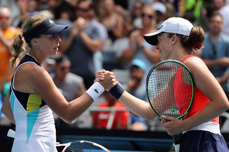 Anett Kontaveit Iga Swiatek shake
