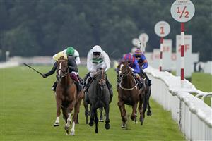 DONCASTER, ENGLAND - SEPTEMBER 10: Frankie Dettori riding Stradivarius (L, yellow cap) win The Doncaster Cup Stakes at Doncaster Racecourse on September 10, 2021 in Doncaster, England. (Photo by Alan Crowhurst/Getty Images)