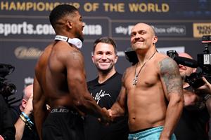 LONDON, ENGLAND - SEPTEMBER 24: Anthony Joshua and Oleksandr Usyk shake hands ahead of the Heavyweight Fight between Anthony Joshua v Oleksandr Usyk at Cineworld 02 Arena on September 24, 2021 in London, England. (Getty Images)