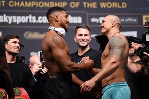 LONDON, ENGLAND - SEPTEMBER 24: Anthony Joshua and Oleksandr Usyk shake hands ahead of the Heavyweight Fight between Anthony Joshua v Oleksandr Usyk at Cineworld 02 Arena on September 24, 2021 in London, England. (Getty Images)