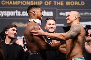 LONDON, ENGLAND - SEPTEMBER 24: Anthony Joshua and Oleksandr Usyk shake hands ahead of the Heavyweight Fight between Anthony Joshua v Oleksandr Usyk at Cineworld 02 Arena on September 24, 2021 in London, England. (Getty Images)