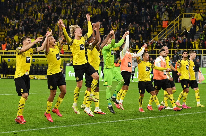 Borussia Dortmund signal celebrate