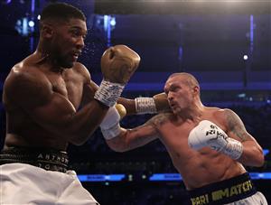 LONDON, ENGLAND - SEPTEMBER 25: Oleksandr Usyk of Ukraine fights Anthony Joshua of Great Britain during the Heavyweight Title Fight between Anthony Joshua and Oleksandr Usyk at Tottenham Hotspur Stadium on September 25, 2021 in London, England. (Getty Images)