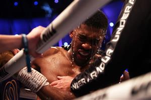 LONDON, ENGLAND - SEPTEMBER 25: Anthony Joshua cuts a dejected figure following the Heavyweight Title Fight between Anthony Joshua and Oleksandr Usyk at Tottenham Hotspur Stadium on September 25, 2021 in London, England. (Getty Images)