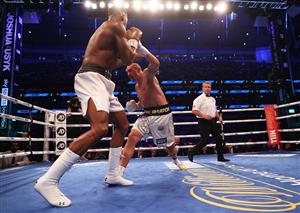 LONDON, ENGLAND - SEPTEMBER 25: Oleksandr Usyk punches as Anthony Joshua ducks during the Heavyweight Title Fight between Anthony Joshua and Oleksandr Usyk at Tottenham Hotspur Stadium on September 25, 2021 in London, England. (Getty Images)