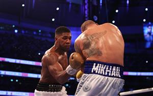LONDON, ENGLAND - SEPTEMBER 25: Oleksandr Usyk ducks as Anthony Joshua punches during the Heavyweight Title Fight between Anthony Joshua and Oleksandr Usyk at Tottenham Hotspur Stadium on September 25, 2021 in London, England. (Getty Images)