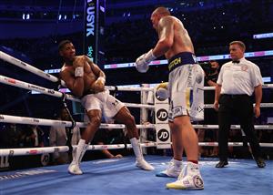LONDON, ENGLAND - SEPTEMBER 25: Oleksandr Usyk punches as Anthony Joshua ducks during the Heavyweight Title Fight between Anthony Joshua and Oleksandr Usyk at Tottenham Hotspur Stadium on September 25, 2021 in London, England. (Getty Images)
